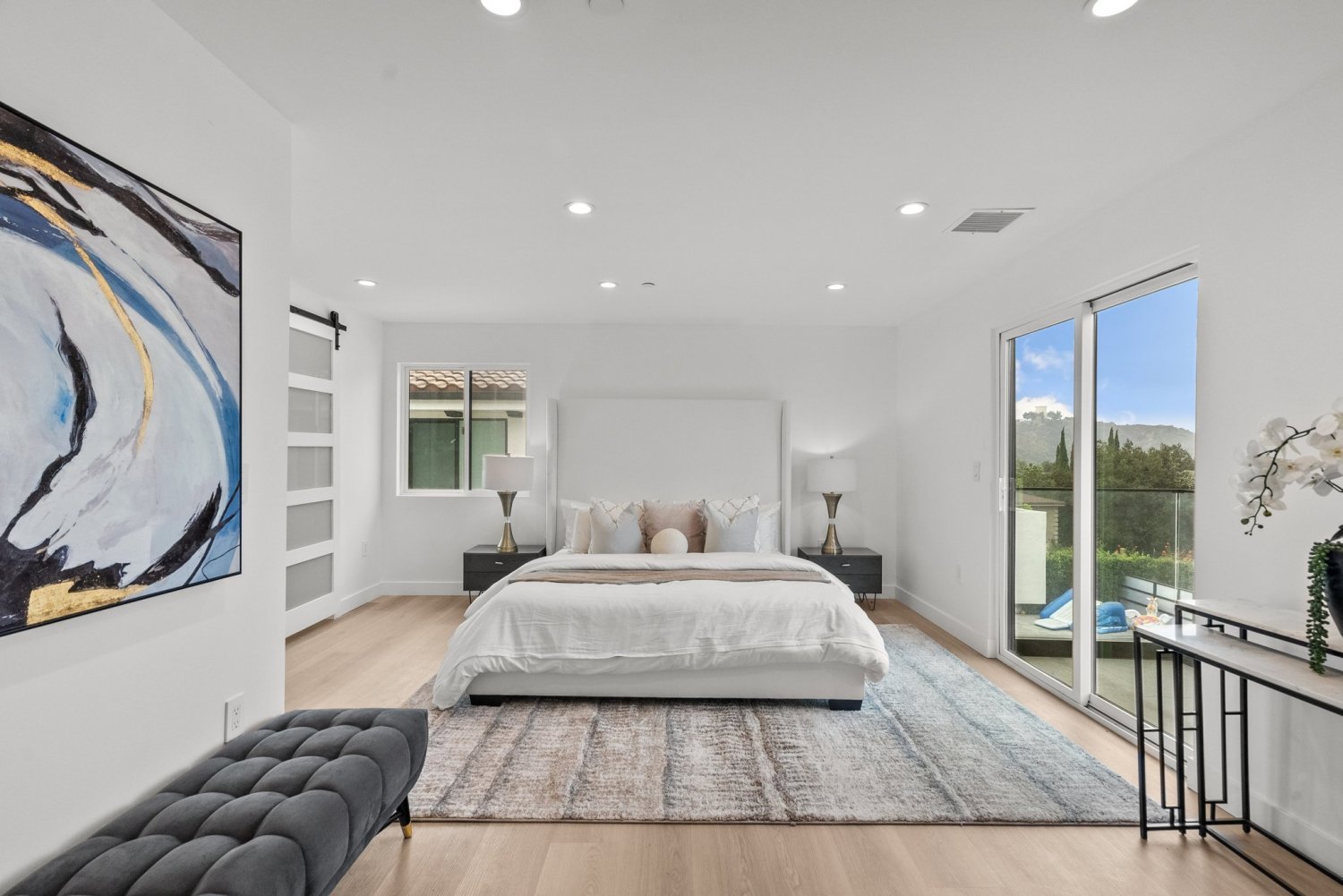 spacious bright los angeles bedroom at 10041 leona ave