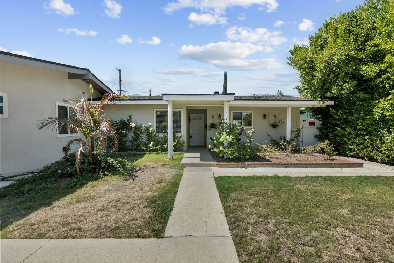 exterior shot of luxurious home in chatsworth california 